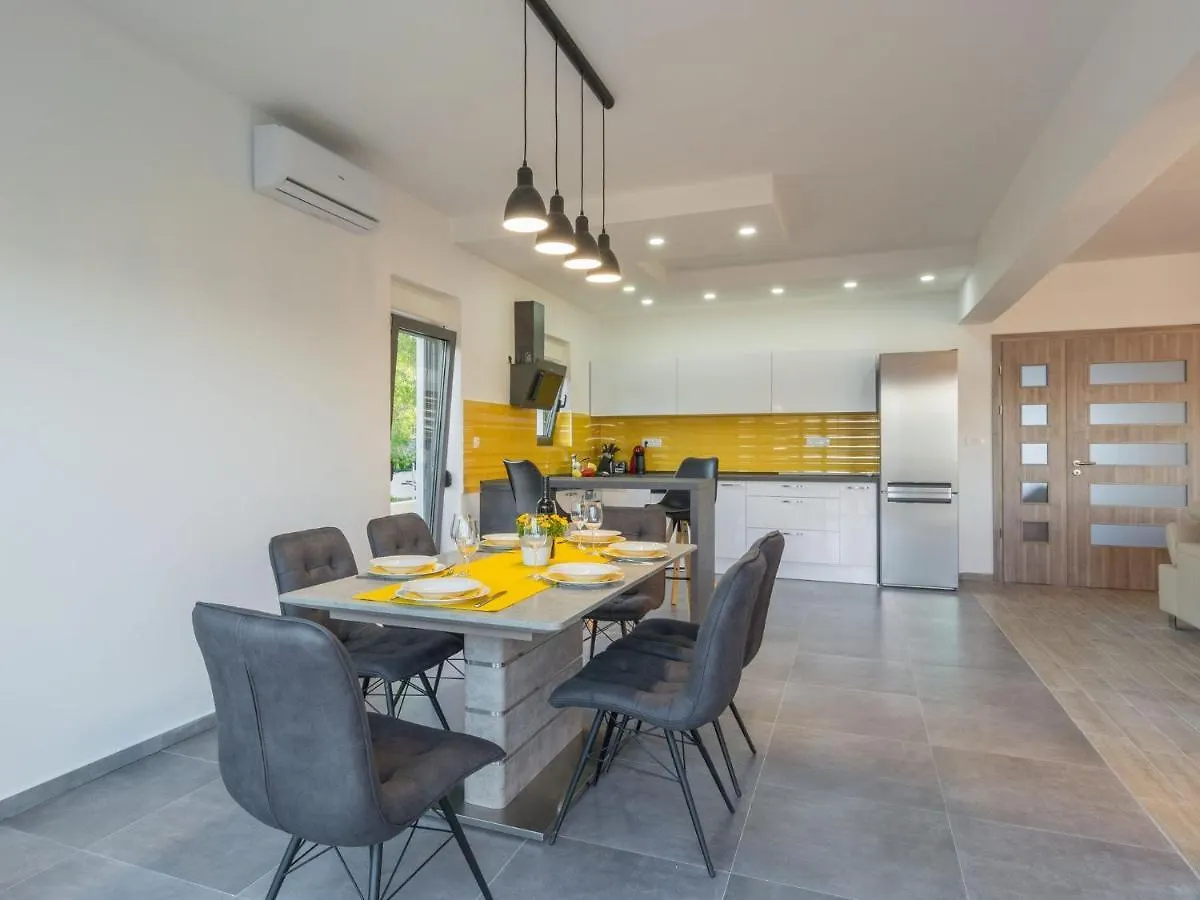 Swanky Villa In Turanj With Private Swimming Pool 0*,
