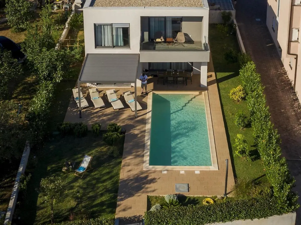 Swanky Villa In Turanj With Private Swimming Pool 0*,